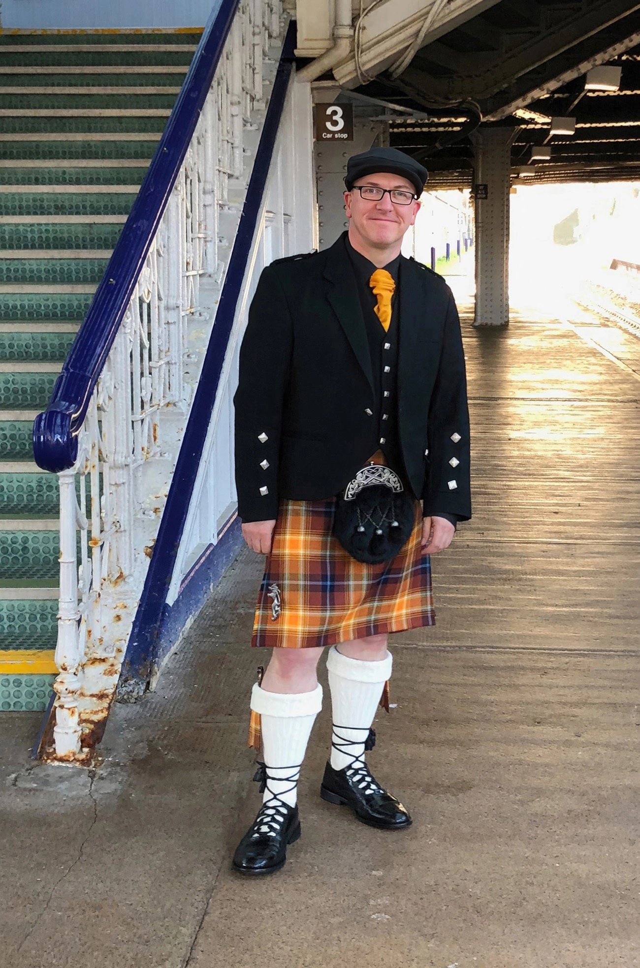img0000607-steven-patrick-sim-wearing-angels-share-kilt-arbroath-train-station-xxl.webp
